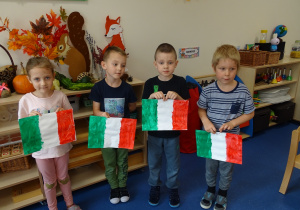 Dzieci z flagami pomalowanymi farbami